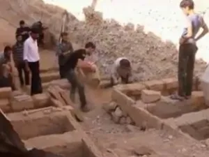 مقابر عمودية من عدة طوابق.. فكيف يدفن أهالي دوما السورية شهدائهم