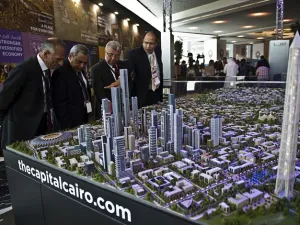 خبير اقتصادي: وزارة الإسكان التي تمثل الحكومة تقدم دعما كبيرا لمشروعات الأغنياء بالعاصمة الإدارية