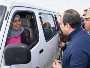 السيسي يجبر بخاطر سائقة "ميكروباص" بهذه الطريقة!