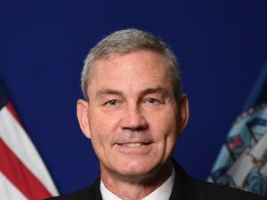 خدم ستيرني في البحرية الأمريكية لمدة 36 عاما