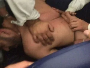 الراكب الجزائري أثناء تقييده من قبل طاقم الطائرة