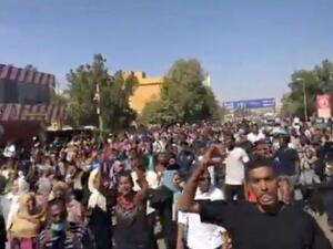 الآلاف يشيعون طالبًا جامعيًا سقط في احتجاجات بالخرطوم