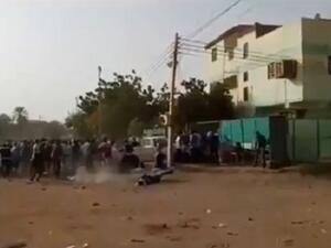 عناصر الأمن أقدموا على ضرب رب أسرة أمام عائلة "بصورة وحشية" بواسطة البنادق والعصي