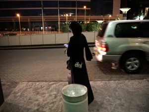 السجن والجلد لشاب سعودي تنكر بزي امرأة أثناء القيادة

