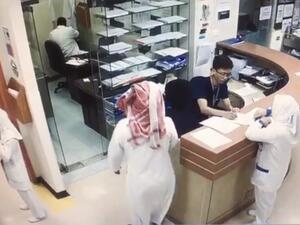 بدا الدم على الأرض تحت الموظف الذي تم إنقاذه من بين يدي المعتدي 