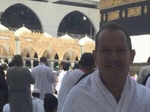 سايمون كوليز وهو يؤدي مناسك الحج