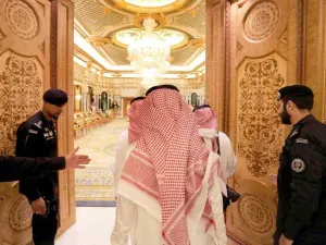 "نيويورك تايمز" تكشف تفاصيل "صادمة" عن معتقلي "الريتز"