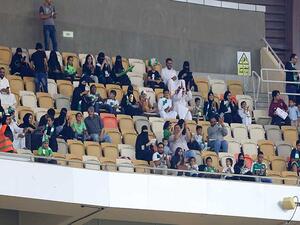 مشجعات يحضرن مباريات كرة قدم للمرة الأولى في السعودية 