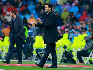 سانتياغو سولاري مدرب ريال مدريد يصفق للاعبيه