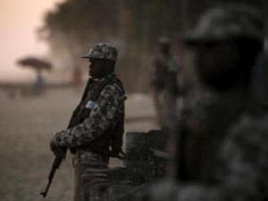 جنود يقفون على أهبة الاستعداد على شاطئ بعد هجوم في جراند بسام بساحل العاج 
