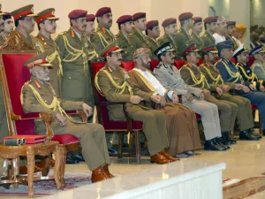 السلطان قابوس يحضر عرضا عسكريا