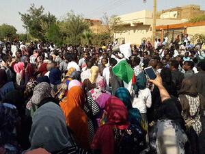 ناشطون قالوا إن قوات الأمن فرقت التظاهرات التي خرجت في مناطق بالخرطوم