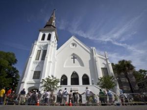 أناس يتجمعون امام كنيسة كنيسة ايمانويل الأسقفية الميثودية للأفارقة في تشارلستون بولاية ساوث كارولاينا الامريكية
