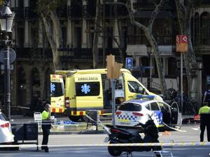 وأظهرت صور نشرتها الشرطة عناصر من القوات الامنية يقتادون المعتقلين الى عربات للشرطة وقد أوثقت ايديهم خلف ظهورهم.

