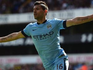 أغويرو يحتفل بهدفه