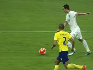 إسلام سراج يسدد مسجلاً هدف الأهلي الرابع