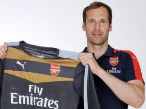 بيتر تشيك يرفع قميص آرسنال