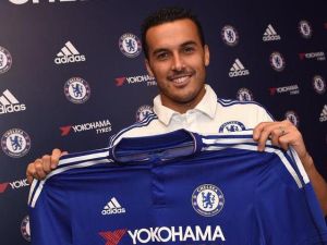 بيدرو يرفع قميص تشلسي