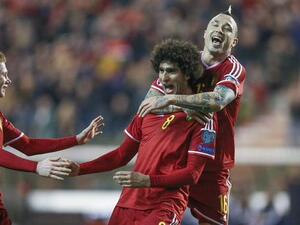 فيلايني (وسط) يتلقى التهنئة من رادجيا ناينغولان (يمين) وكيفين دي بروين