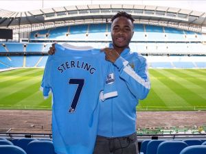 ستيرلينغ يعرض قميصه مع مانشستر سيتي