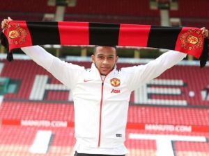 ديباي يرفع وشاح مانشستر يونايتد