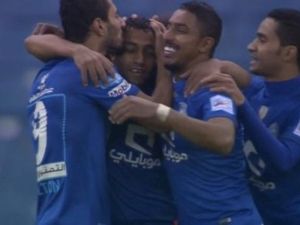 لاعبو الهلال يحتفلون بهدف كارلوس إدواردو