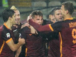 لاعبو روما يحتفلون بالهدف الأول