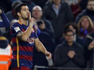 سواريز يواصل تألقه ويسجل سوبر هاتريك