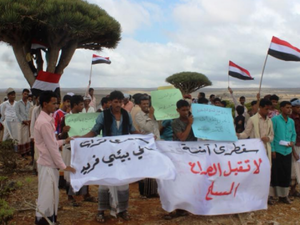 مؤرخ إماراتي يكشف عن "مطامع" الإمارات في "سقطرى" اليمنية