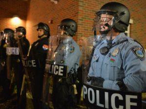 صدامات في سانت لويس الاميركية عقب مقتل شاب اسود برصاص الشرطة 
