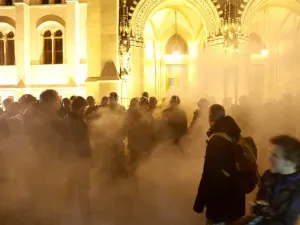 سمحت هذه الاحتجاجات بجمع كلّ أطياف المعارضة، في حالة نادرة من نوعها