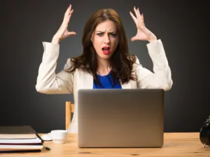 حاول أن تكون أكثر هدوءاً مما عليه، للتعامل مع مشكلاتك بحلول مناسبة

