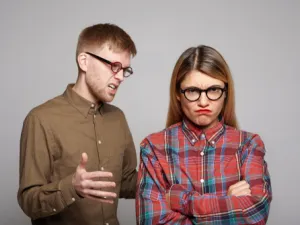 عند التعامل مع الزوجة العنيدة يجب مدحها لتشعر بالرضا التام عن نفسها

