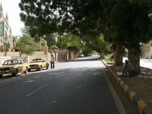 بدت ساحات وطرق رئيسية في الخرطوم ومدينتها التوأم أم درمان مقفرة