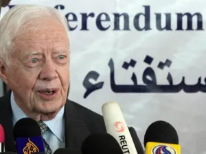 الرئيس الاميركي الاسبق جيمي كارتر يتحدث في مؤتمر صحفي في الخرطوم عن اجراءات الرقابة على الاستفتاء/أ.ف.ب