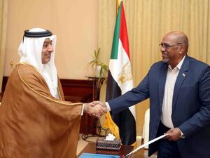البشير يتسلم رسالة الشيخ تميم آل ثاني من قبل السفير القطري في الخرطوم 