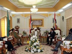من اليسار الى اليمين) الرئيس الموريتاني والزعيم الليبي والرئيس السوداني والرئيس المصري وسلفا كير زعيم جنوب السودان
