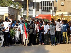 تشهد مدن سودانية منذ 19 ديسمبر 2018 احتجاجات منددة بالغلاء ومطالبة بتنحي الرئيس عمر البشير