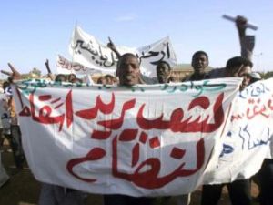 تميز الحشد في ام درمان، السبت، بضخامته غير المعتادة