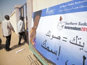 سودانيون جنوبيون يدخلون مركزا لتسجيل الناخبين وتسليم بطاقات الاقتراع في الفاشر