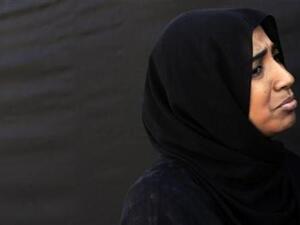 عبير عثمان حفيدة الزعيم السوداني الراحل اسماعيل الازهري تقف حزينة ومتشحة بالسواد امام منزل جدها بالخرطوم