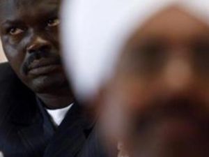 مني اركو مناوي (في الخلف) المساعد الاول السابق للرئيس السوداني عمر البشير يستمع لكلمة يلقيها البشير في الخرطوم