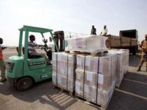عمال في جنوب السودان يقومون بنقل بطاقات الاقتراع التي وصلت حديثا
