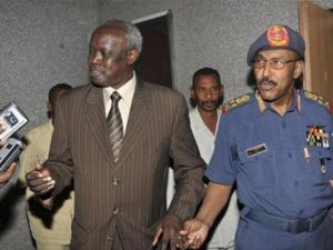 عبد الرحيم محمد حسين وزير الدفاع السوداني مع وزير دفاع جنوب السودان نيال دينق نيال (إلى اليسار) 