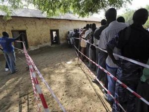 سودانيون جنوبيون يدلون باصواتهم في جوبا يوم الاحد
