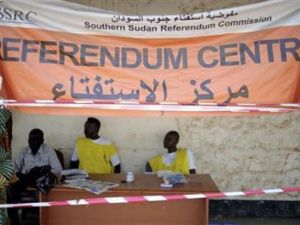 مسؤولون من مفوضية استفتاء جنوب السودان اثناء عملية تسجيل الناخبين في جوبا 

