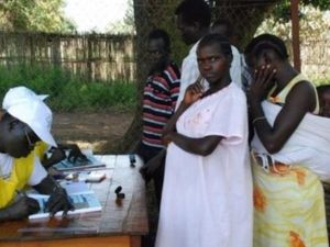 سودانيون جنوبيون يقومن بالتسجيل للمشاركة في الاستفتاء