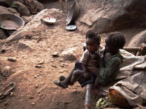 طفلة في كردفان تعتني بشقيقتها/أ.ف.ب