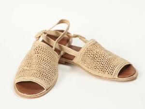 أحذبة من ورق النخيل لإطلالات الشاطئ،والكاجوال هذا الصيف 