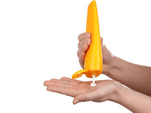 يجب استخدام واقي الشمس في أي وقت خارج المنزل مدة تزيد عن 20 دقيقة
